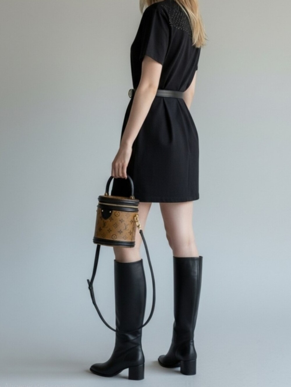 2x Available: Louis Vuitton Cannes Monogram Reverse Crossbody EXCLUSIVE SHOWCASE - Picture 2 of 6
